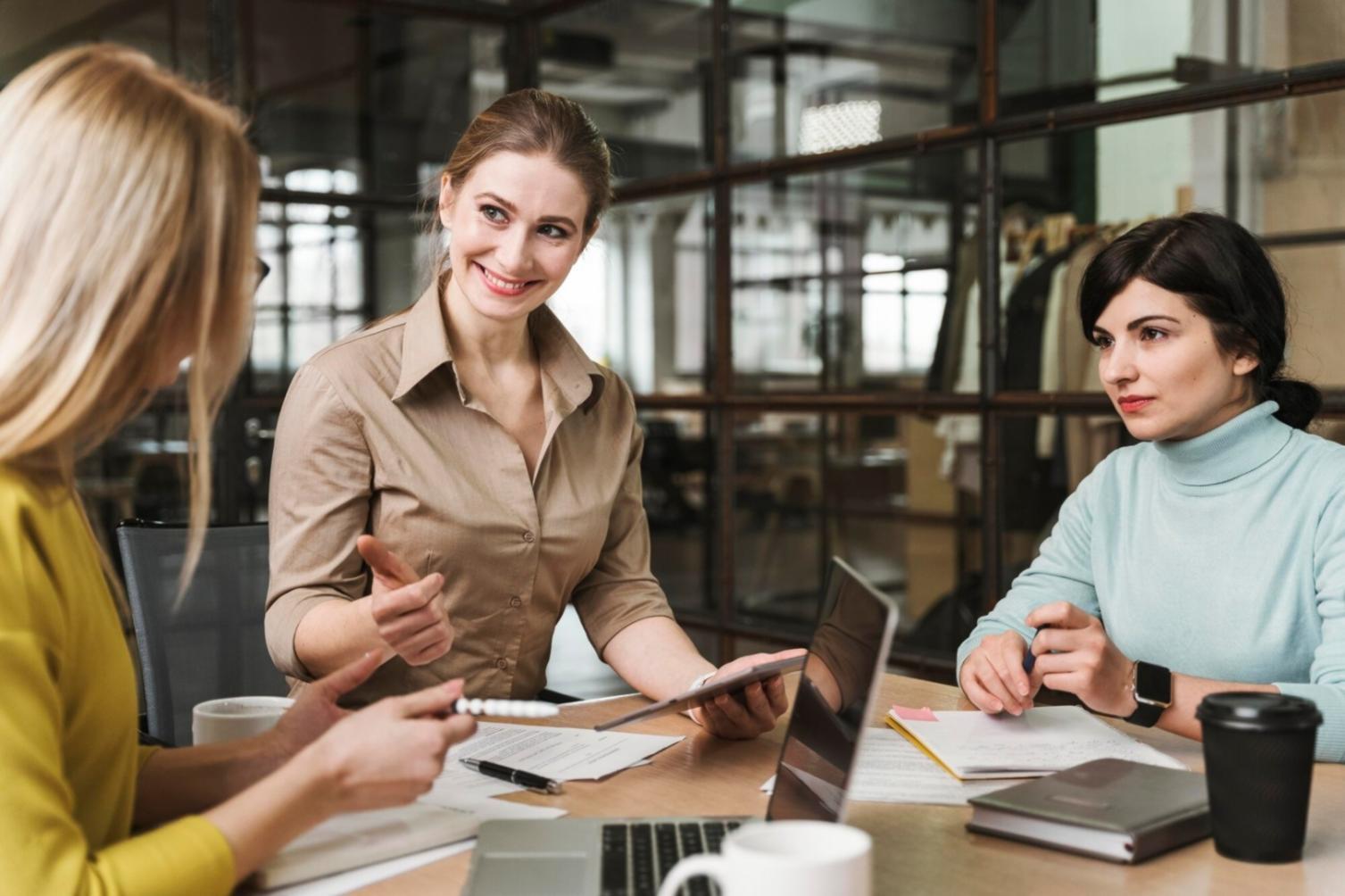 Team-Atmosphäre bei beltrivorina während einer Besprechung