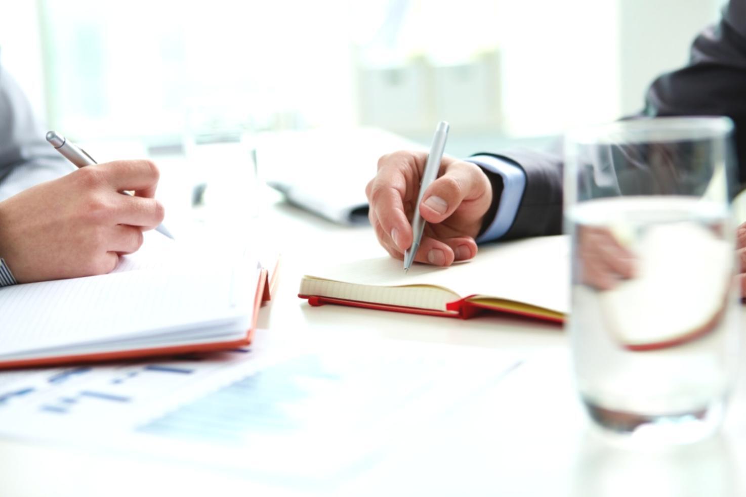 Detaillierte Finanzanalyse und Planung am Laptop